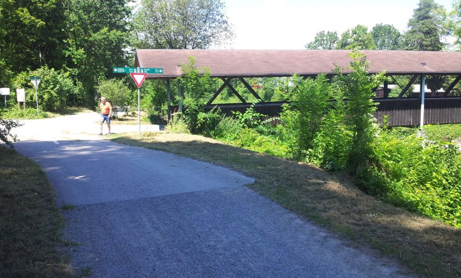 Erich Zucalli - www.guideservice.at schöne gedeckte Radbrücke über die Frutz als Teil eines tollen Radwegenetzes in Vorarlberg