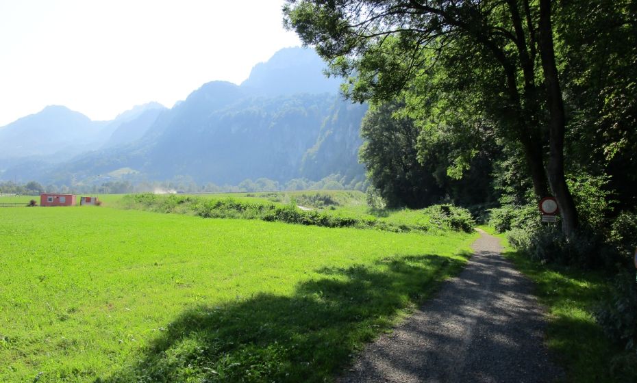 Erich Zucalli - www.guideservice.at Start der Tour entlang des Berghanges auf dem Römerweg Richtung Hohenems