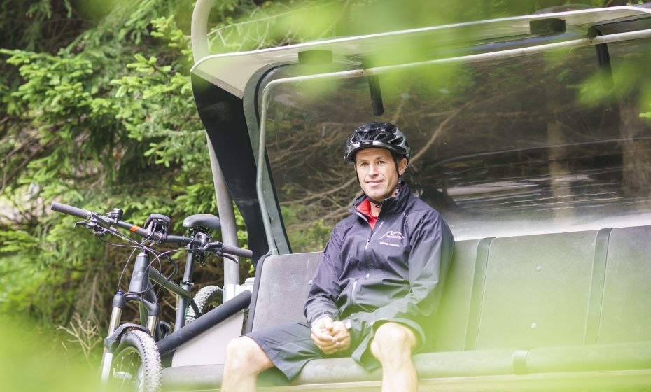 Pause in einer Sessellift-Ruhebank