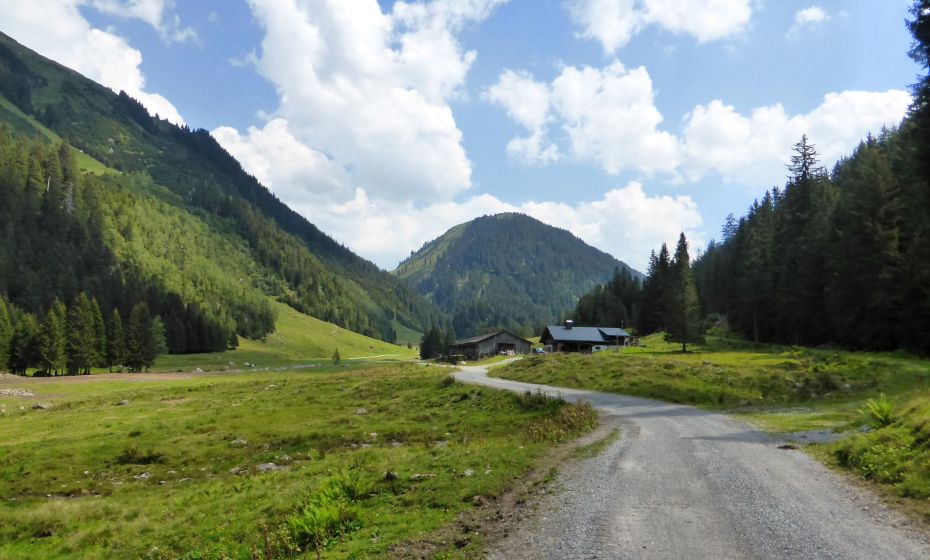 Haltestelle Wanderbus, im Hintergrund die Untere Gaflunaalpe Haltestelle Wanderbus, im Hintergrund die Untere Gaflunaalpe