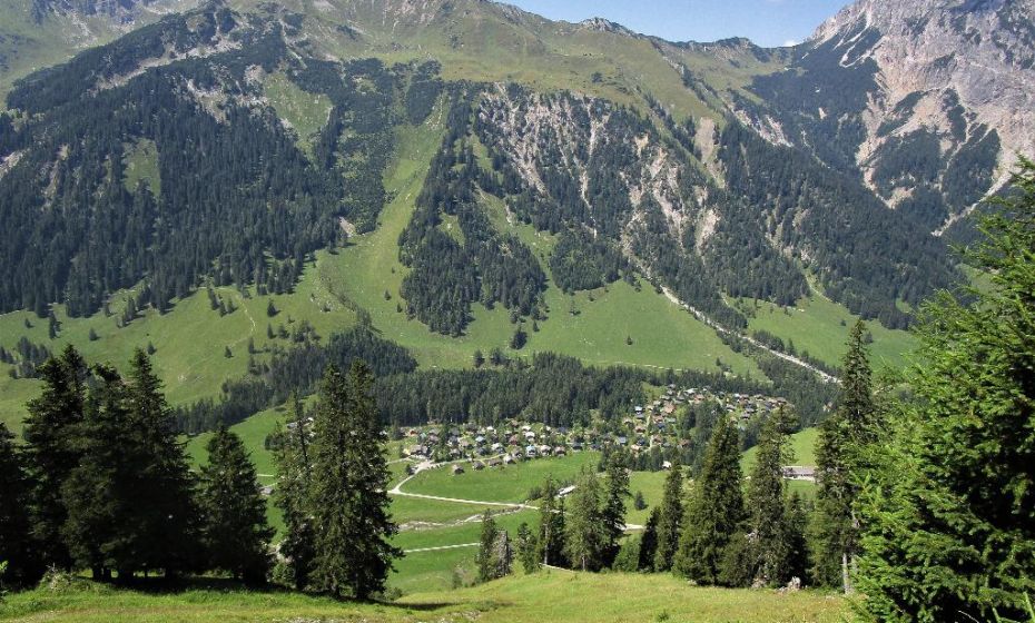 Erich Zucalli - www.guideservice.at Immer wieder eröffnet sich der Blick auf den Nenzinger Himmel