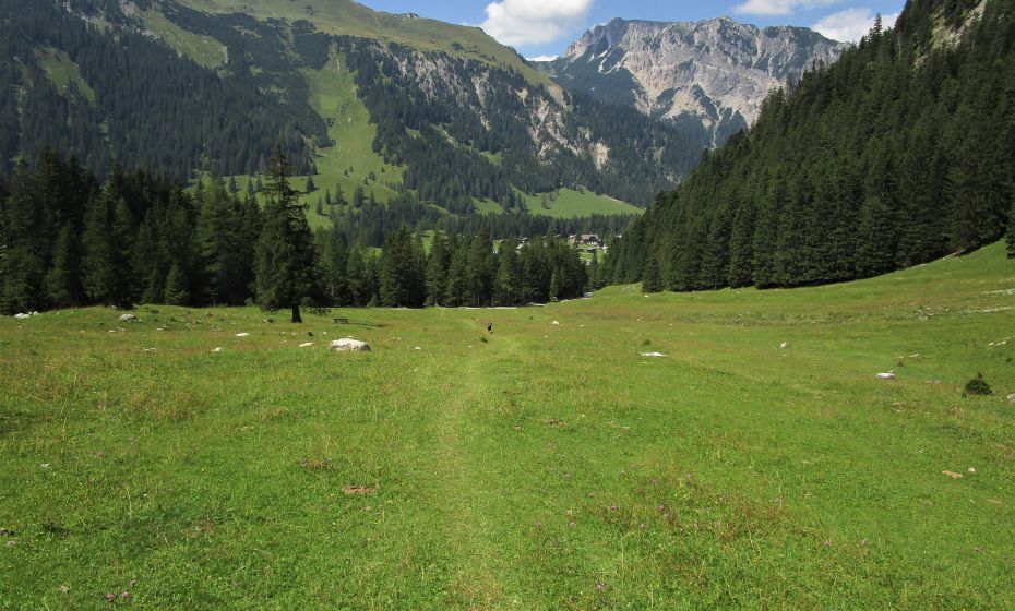 Erich Zucalli - www.guideservice.at Kurz vor dem Nenzinger Himmel wird der Weg immer sanfter. Oberhalb der Häuser das Sareiser Joch