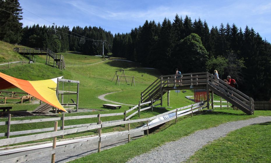 Die Bergtour startet mit der BrÃ¼cke Ã¼ber die Rodelbahn, dann bergan bis zum Eintritt in den kÃ¼hlen Wald