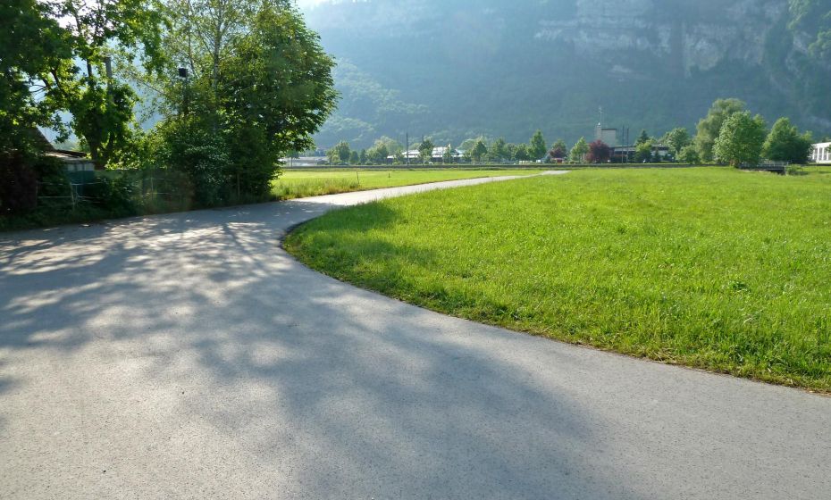Auf dem Weg zum Radweg entlang der Bahnschienen