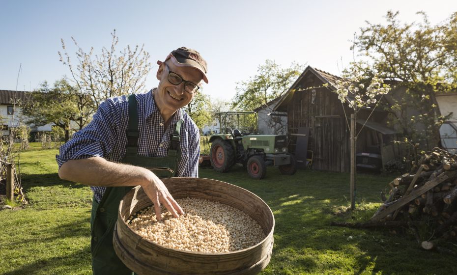 Richard Dietrich mit Sieb am Hof in Lauterach Richard Dietrich mit Sieb am Hof in Lauterach