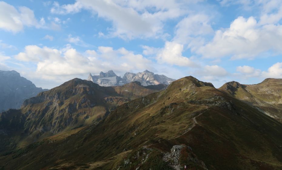 Der Golmer Höhenweg mit den Drei Türmen im Hintergrund Der Golmer Höhenweg mit den Drei Türmen im Hintergrund