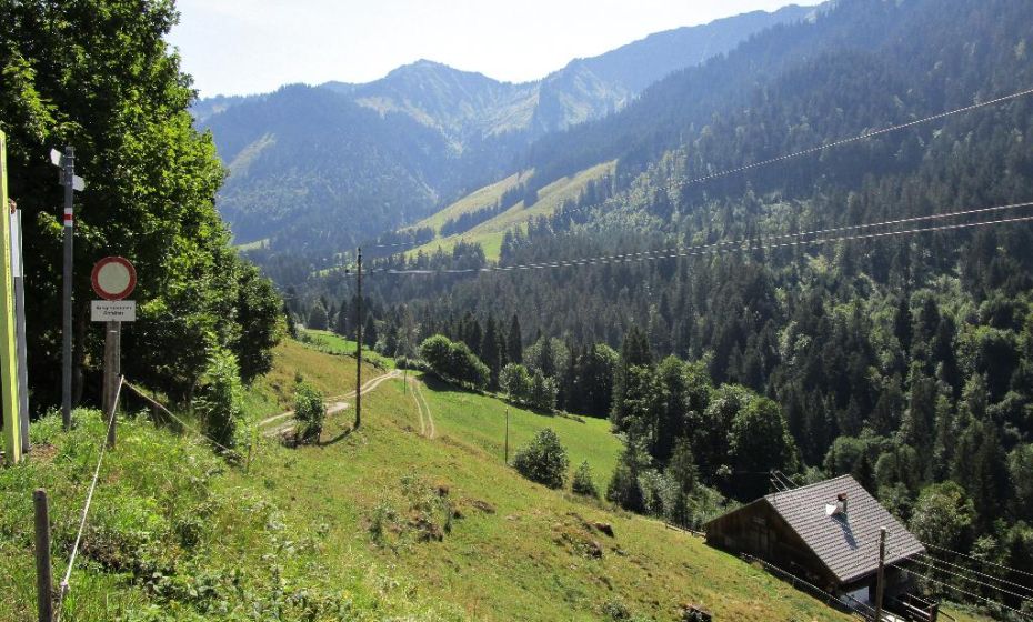 Nach einem kurzen StÃ¼ck auf der FurkastraÃe biegen sie bei "GerstabÃ¶da"rechts runter zur Frutz ab