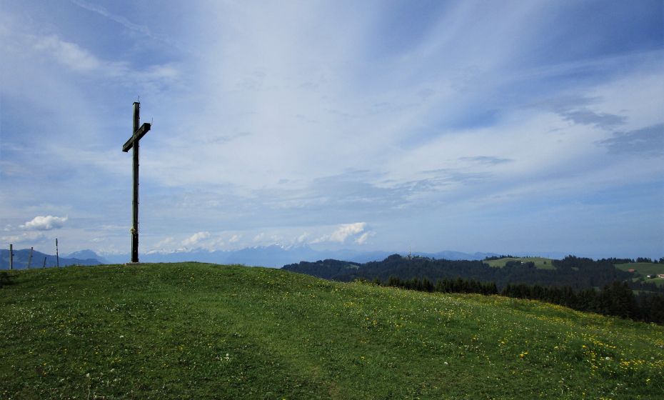 Nun endlich das 3. Gipfelkreuz des Hirschberges mit Blick auf den PfÃ¤nder