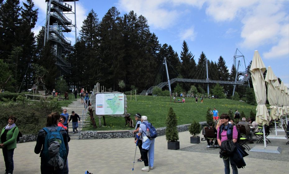 Vorbei am bunten Treiben beim Skywalk in Oberschwenden (AllgÃ¤u)