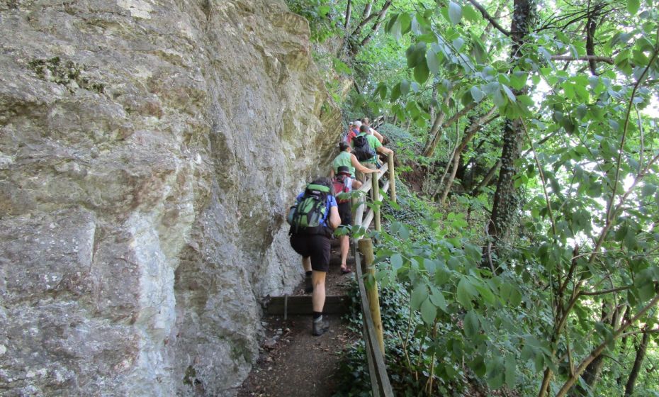 SchÃ¶ner und sicherer Steig Ã¼ber die Felskante