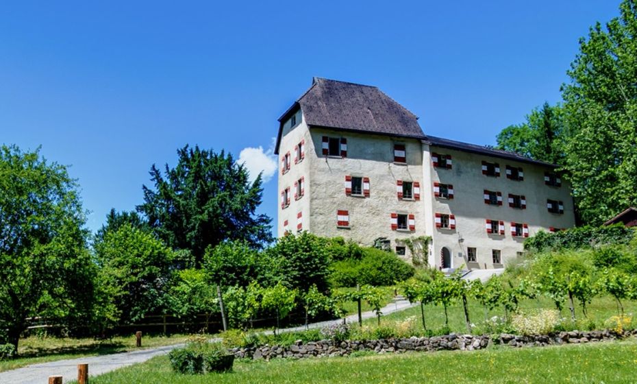 2022 bild zwischentöne slider_schloss_amberg_aussen.jpg 2022 bild zwischentöne slider_schloss_amberg_aussen.jpg