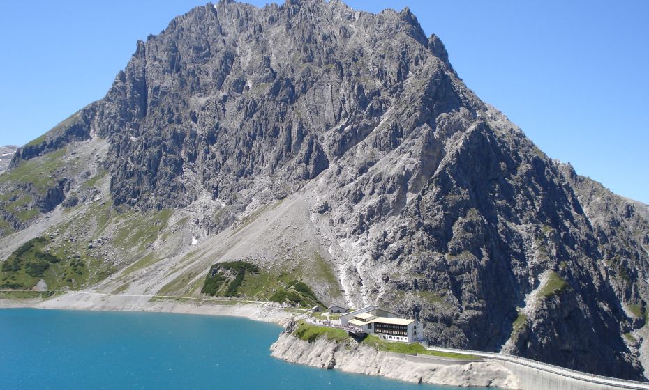 Lünersee mit Douglass Hütte Lünersee mit Douglass Hütte