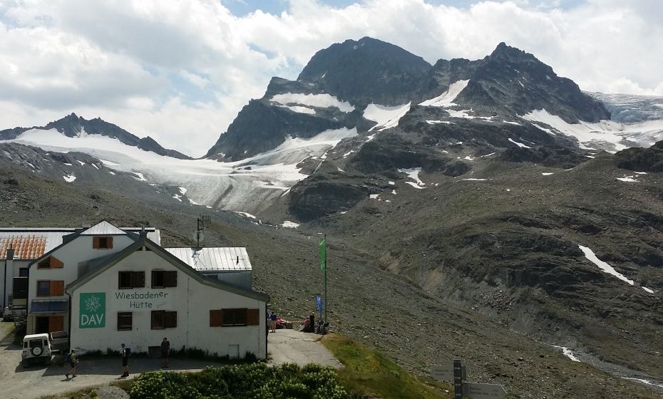 Wiesbadener Hütte (2.443) mit Vermunt- und Ochsentaler Gletscher Wiesbadener Hütte (2.443) mit Vermunt- und Ochsentaler Gletscher