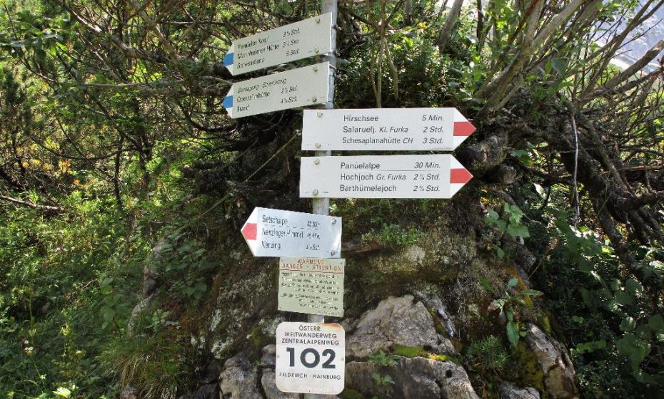 Bei einer solch vorbildlichen Wegebeschilderung kann die Abzweigung zum Hirschsee nicht Ã¼bersehen werden