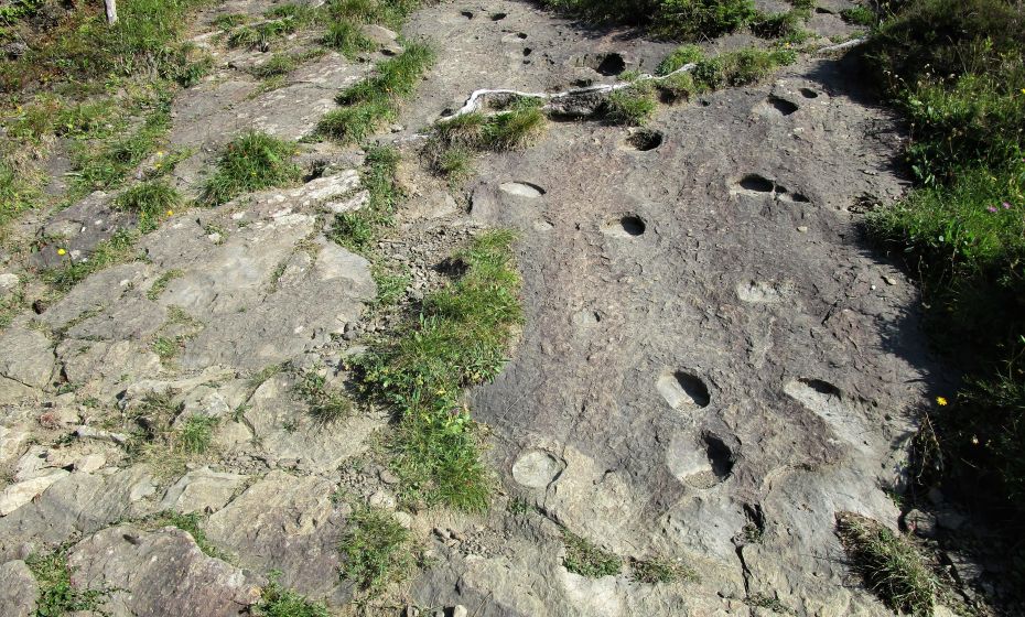 MysteriÃ¶se AbdrÃ¼cke im Fels. Sind hier mal Dinosaurier gegangen?