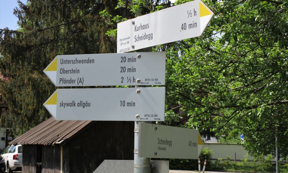 Beim Parkplatz unterhalb des Skywalk folgen sie dem Wegweiser "Scheidegg (Variante)"