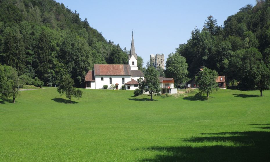 Erich Zucalli - www.guideservice.at Die Arbogastsenke mit der Wallfahrtskirche und der Ruine Neu-Montfort