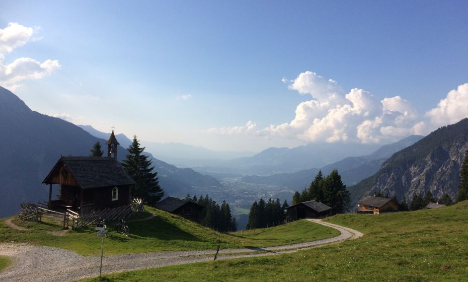 Ausblick von Rellseck ins Walgaugebiet