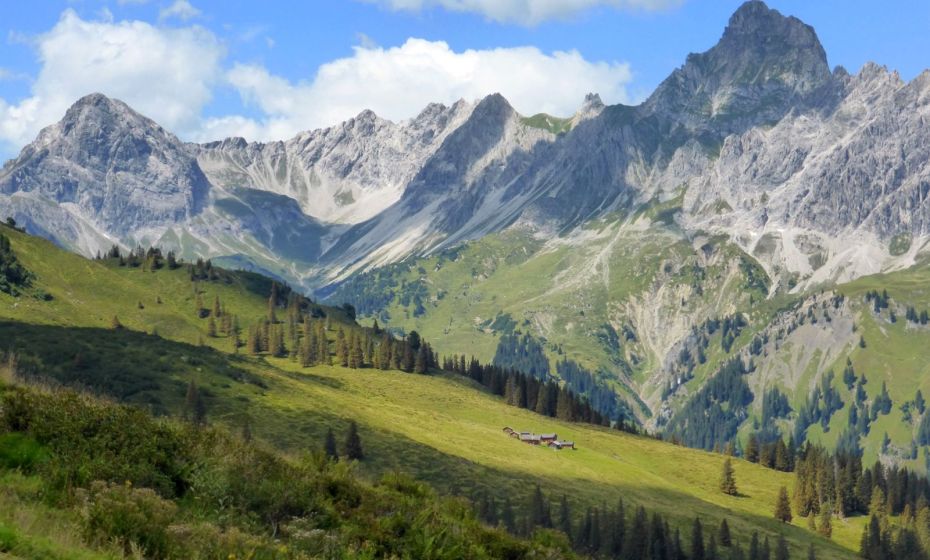 Blick auf Alpe Platzis mit Saulakopf und Zimba Blick auf Alpe Platzis mit Saulakopf und Zimba