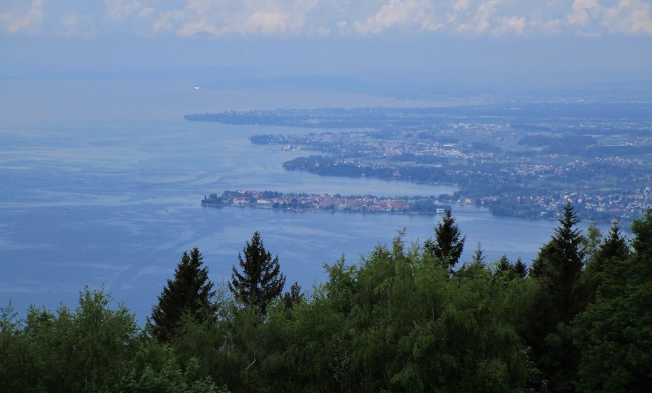 Erich Zucalli - Erich Zucalli / www.guideservice.at Wunderschöne Aussicht von der Bergstation Pfänderbahn auf das Deutsche Bodenseeufer mit der Insel Lindau...