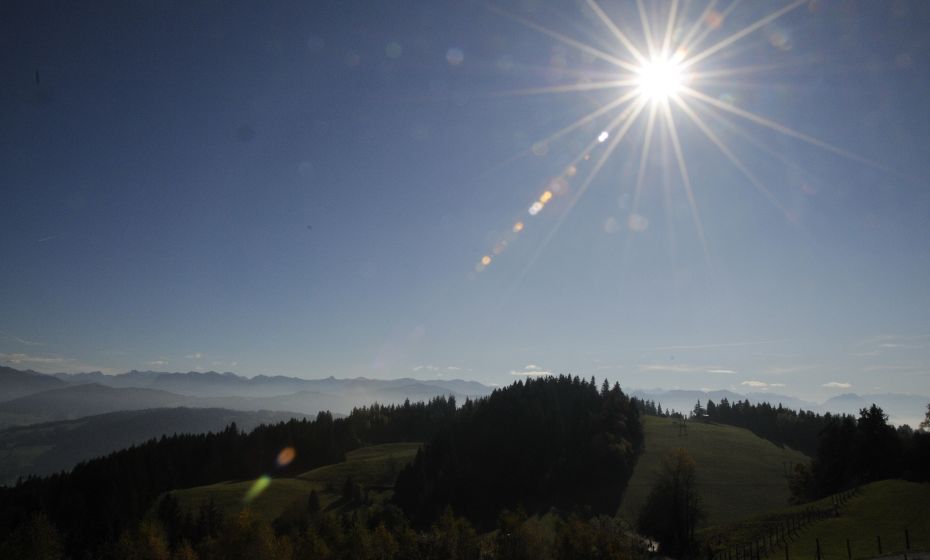 Blick vom PfÃ¤nder nach SÃ¼dosten mit der Silhouette der BregenzerwÃ¤lder Berge im Hintergrund.