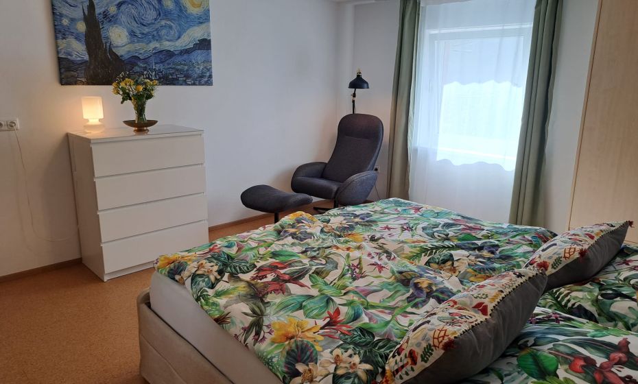 Haus MaPe_Hörbranz_Ansicht Schlafzimmer mit Relaxsessel Haus MaPe_Hörbranz_Ansicht Schlafzimmer mit Relaxsessel