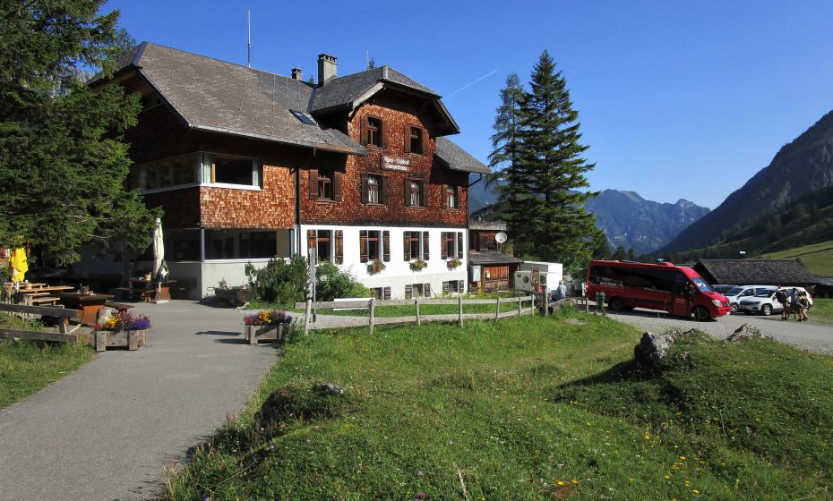 Ankunft mit dem Wanderbus beim Berghotel Gamperdona im Nenzinger Himmel