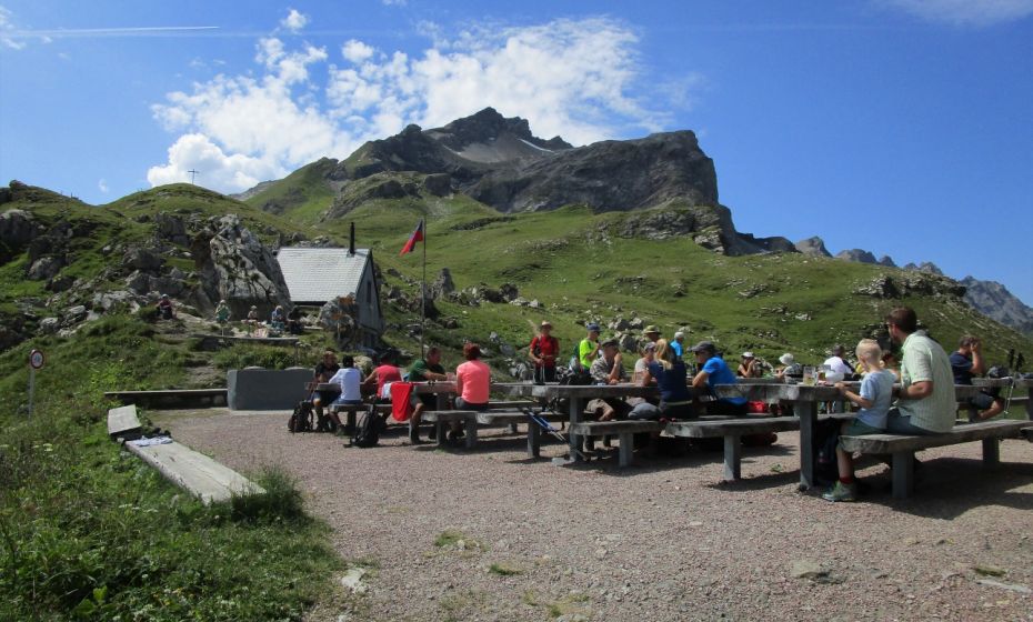 Erich Zucalli - www.guideservice.at Die gut besuchte Pfälzer Hütte mit dem Naafkopf im Hintergrund