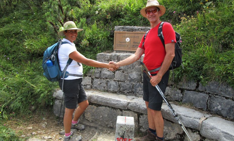 Erich Zucalli - www.guideservice.at Symbolischer Friedenshandschlag über die Grenze Vorarlberg-Liechtenstein hinweg