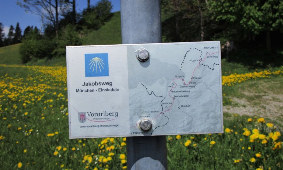 Diese Tafel erinnert uns, dass wir teilweise auf einem Pilgerweg wandeln