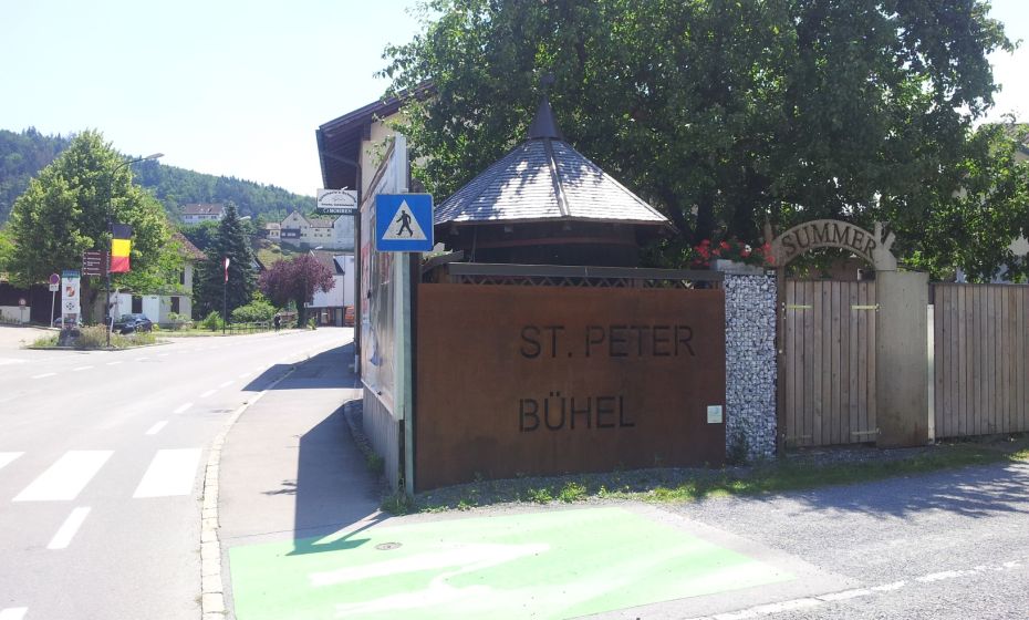 an dieser Stelle biegen wir rechts ab und steigen auf den St. Peter BÃ¼hel