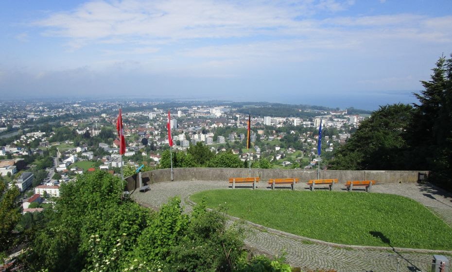 Aussicht unterhalb des Restaurants auf Bregenz und Hard