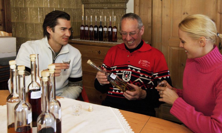 Pfarrer Joe Egla mit selbstgebranntem Schnaps und LikÃ¶r