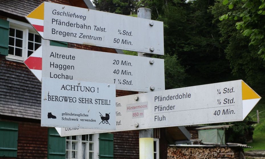 Auch beim Wegweiser in Hintermoos wieder ein Hinweis auf die Steilheit des Gschliefweges