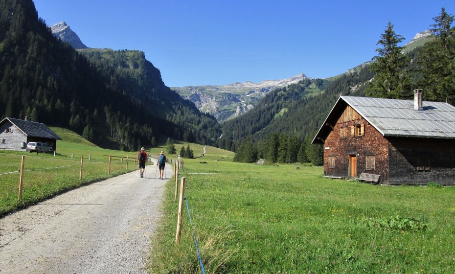 Start nach SÃ¼den Ã¼ber den StÃ¼benwasserfall zur Alpe GÃ¼fel