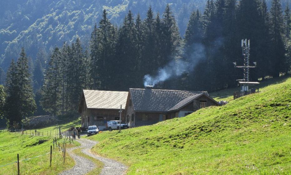 Auf der anderen Frutzseite erreichen sie die Untere Leuealpe am Netschelweg