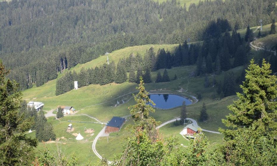 Die Falbastuba und Speicherteich des Skigebietes Gapfohl