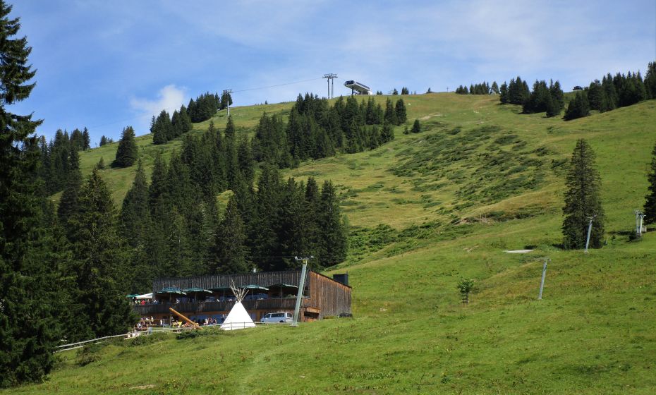 Die Falbastuba mit der Seilbahn auf die Nob