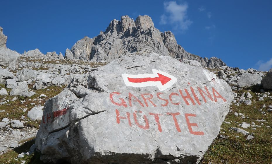 Wegweiser zur Carschinahütte Wegweiser zur Carschinahütte