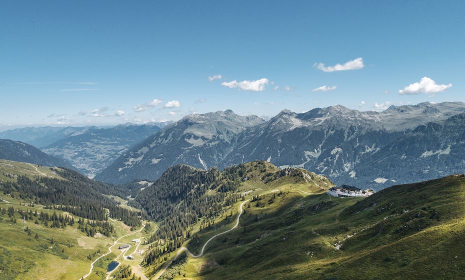 Blick von der Madrisella uf die Nova Stoba Blick von der Madrisella uf die Nova Stoba