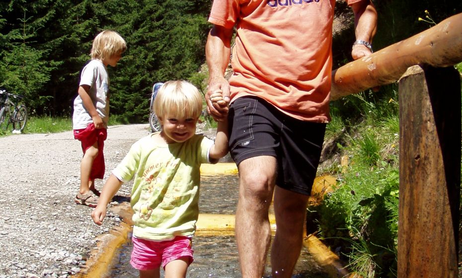 Entlang des Wanderweges befindet sich eine Kneippanlage Entlang des Wanderweges befindet sich eine Kneippanlage