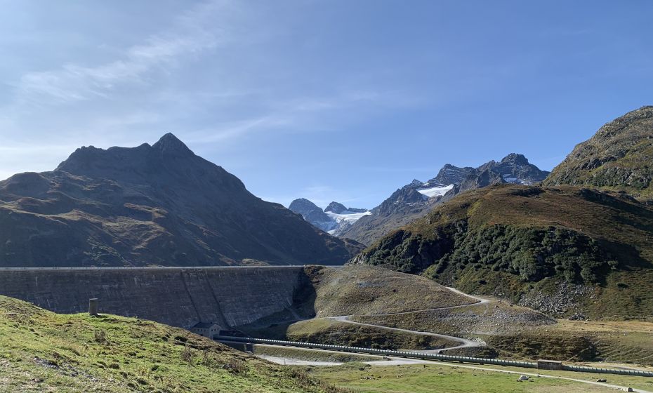 Staumauer des Silvrettasee mit dem Piz Buin im Hintergrund