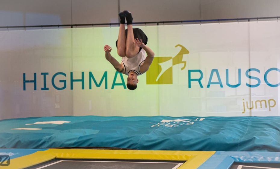 ©HIGHMATRAUSCH_Sprung_in_Riesenairbag_k.jpg ©HIGHMATRAUSCH_Sprung_in_Riesenairbag_k.jpg